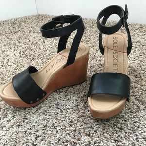 Sole Society Sahara wedge size 6